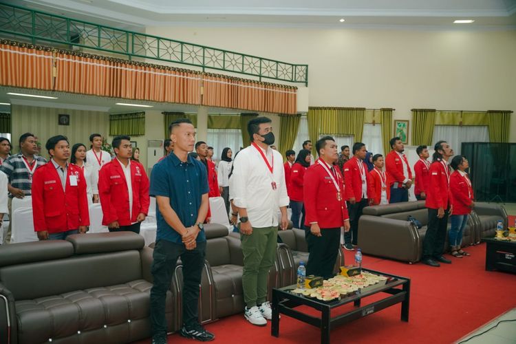 Wali Kota Medan Bobby Nasution dalam penutupan lokakarya bertema Staring a New World Order yang digelar Gerakan Mahasiswa Nasional Indonesia (GMNI) Sumatera Utara (Sumut)  di Gedung Balai Besar Penjaminan Mutu Pendidikan (BPMP) Jalan Bunga Raya Medan, Minggu (25/9/2022).
