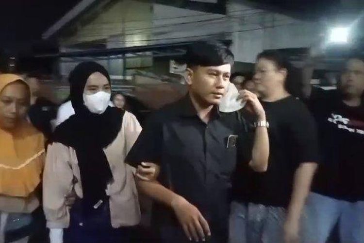 Detik-detik Linda, sahabat Vina tiba di Mapolres Cirebon Kota untuk menjalani pemeriksaan terkait kasus Vina dan Eki, Senin (27/5/2024). 


