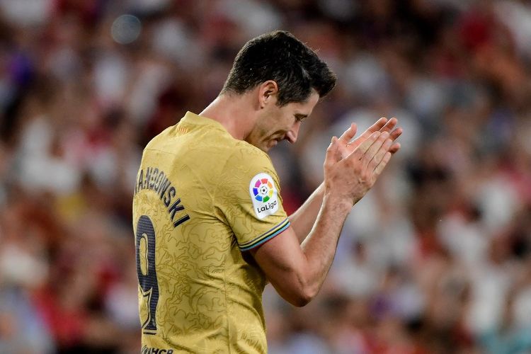 Ekspresi Robert Lewandowski usai mencetak gol pada lanjutan laga Liga Spanyol, Sevilla vs Barcelona, Minggu (4/9/2022) dini hari WIB. Robert Lewandowski bertahan di puncak daftar top skor Liga Spanyol usai membawa Barcelona menang atas Valencia pada Minggu (30/10/2022). 