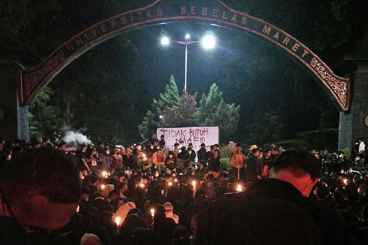 Ratusan mahasiswa UNS menghadiri doa bersama 100 Lilin untuk GE yang digelar Selasa (26/10/2021) malam untuk mendoakan Gilang Endi, mahasiswa UNS yang meninggal saat mengikuti Diklatsar Menwa UNS.