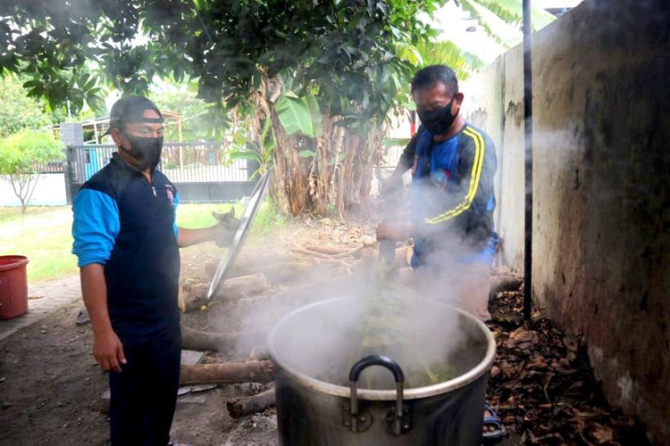 Proses pembuatan jamu di Dapur Umum Jamu Sehat yang dibuka di Rumah Pelayanan Sosial (RPS) Dinas Sosial Kabupaten Jombang, Jawa Timur, Rabu (20/10/2021).