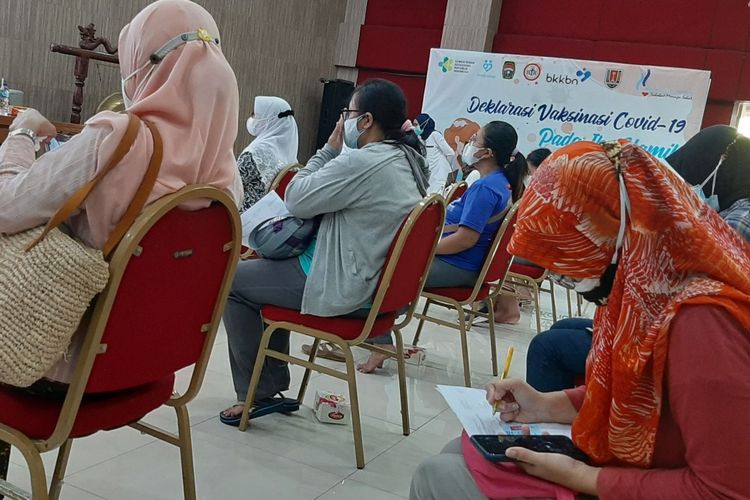 Ibu hamil mengikuti vaksinasi Covid-19 di RSUP dr Kariadi Semarang, Kamis (19/8/2021)