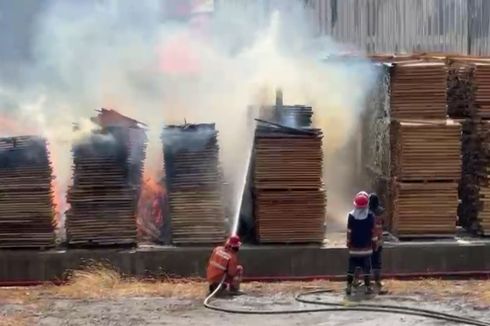 Pabrik Kayu di Gresik Terbakar, 2 Pekerja Terluka