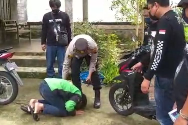 Kapolsek Bandungan Iptu Ari Parwanto menyerahkan sepeda motor milik korban begal.