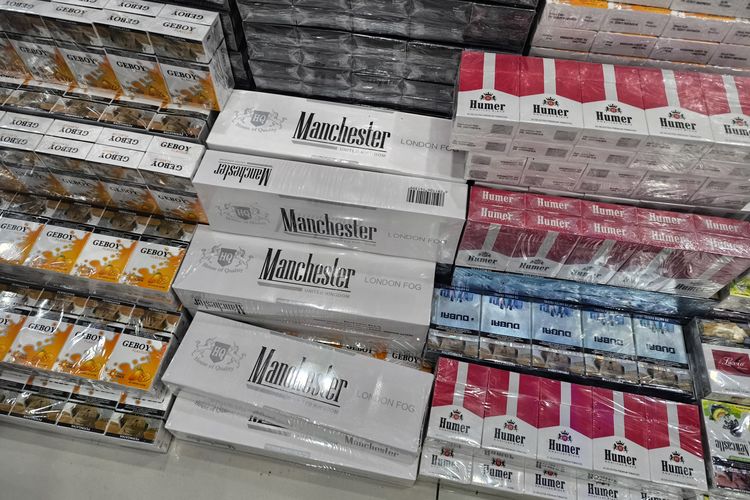 Produk Manchester produksi Batam, Riau Sebagian produknya dimusnahkan oleh Bea Cukai di Madura, Jumat (10/8/2025).