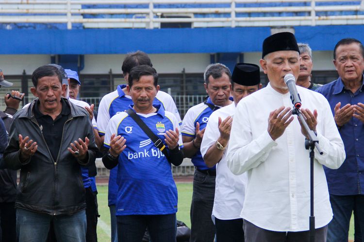 Tampak legenda Persib Bandung Djadjang Nurdjaman, Sutiono Lamso, memanjatkan doa untuk korban tragedi Kanjuruhan. Doa bersama dilaksanakan para mantan Persib pada Jumat (7/10/2022) di Stadion Persib, Sidolig Bandung.