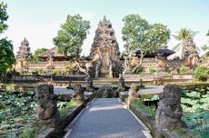 Wisata Religi di Pura Taman Saraswati Ubud Bali