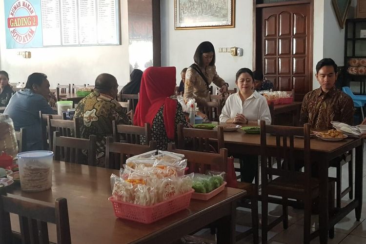Bakal calon wali kota Surakarta, Gibran Rakabuming Raka menemani Ketua DPP PDI-P, Puan Maharani sarapan soto ayam gading 2 di Solo, Jawa Tengah, Kamis (19/12/2019).