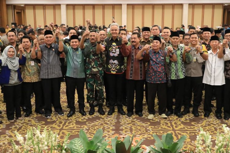 Gubernur Jawa Tengah Ganjar Pranowo saat berfoto bersama 35 Bupati dan Wali Kota di Jateng, TNI dan Polri, Kejaksaan, tokoh agama, tokoh masyarakat dan partai politik usai menyatakan sikap terkait kerusuhan 22 Mei 2019, di Hotel Patrajasa, Semarang, Jumat (24/5/2019)