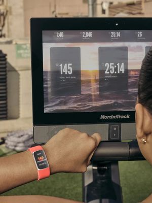 Fitbit Charge 6 bisa disambungkan dengan perangkat fitness tertentu untuk memperoleh informasi heart rate secara real time