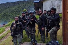 Kisah 12 Polisi Berjalan 30 Jam Melewati Pegunungan Papua demi Menyelamatkan Kiwirok