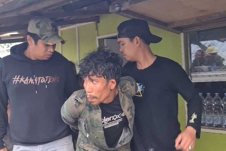 Polisi yang melakukan penangkapan terhadap pelaku spesialis pembobol sekolah di Makassar