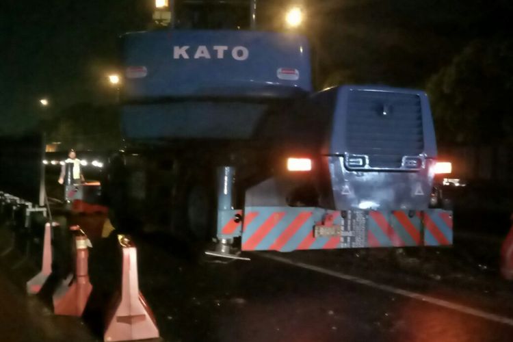 Proses evakuasi mobil crane di Jalan Tol Jakarta-Cikampek, Kamis (16/11/2017) malam.