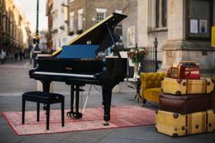 Piano Edelweiss yang dipajang di halaman Kampus Cambridge, Inggris.