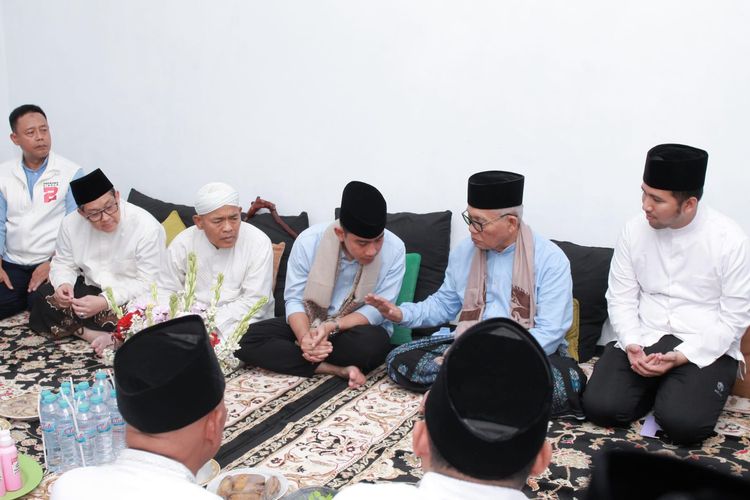 Cawapres nomor urut 2 Gibran Rakabuming Raka saat bertemu sejumlah kiai di Banyuwangi, Jawa Timur, Rabu (10/1/2024)