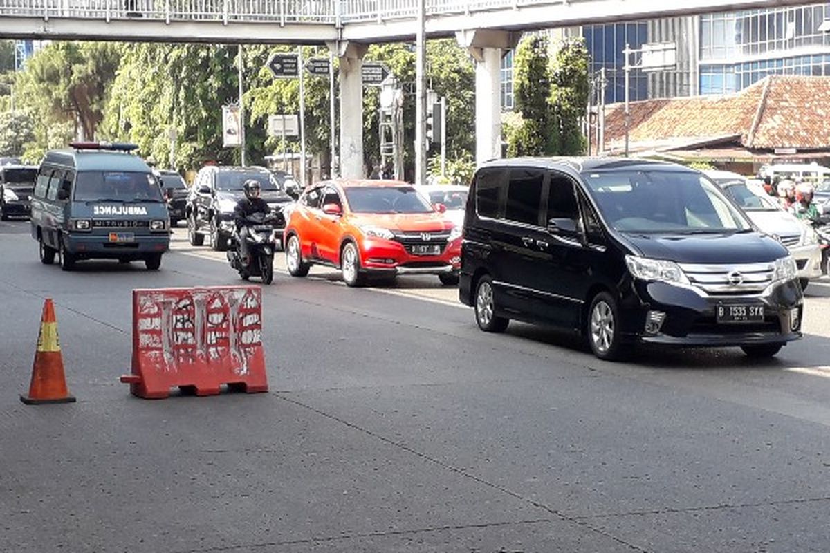 Suasana lalu lintas di Jalan Letjen S. Parman, Slipi, Jakarta Barat pada Senin (3/9/2018).