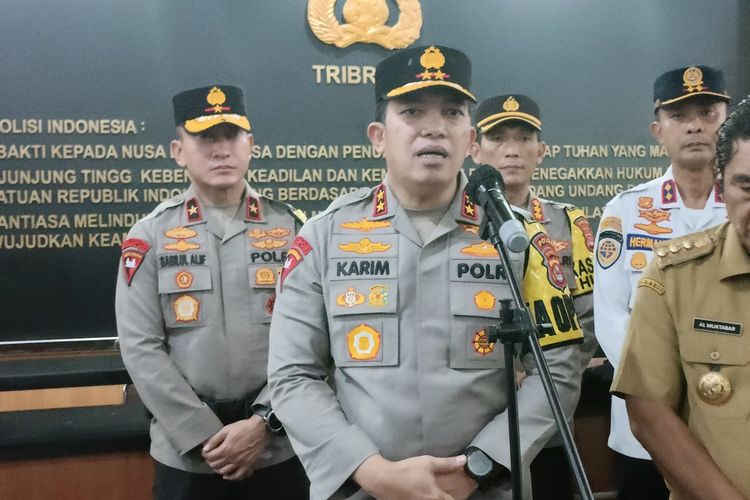 Kapolda Banten Irjen Pol Abdul Karim membeberkan penyebab terjadinya antrean truk di akses menuju Pelabuhan Ciwandan pada Rabu (3/4/2024).