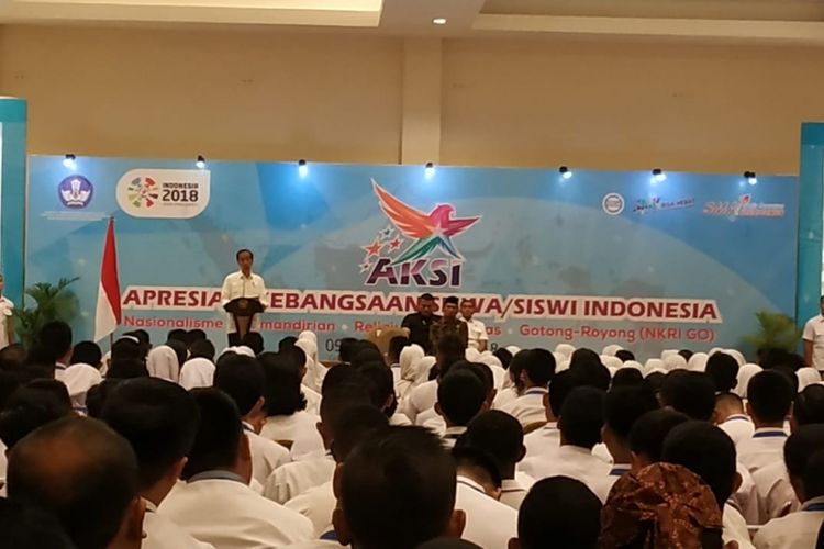 Presiden Joko Widodo didampingi Mendikbud Muhadjir Effendy saat memberikan pengarahan kepada ketua OSIS dan ketua sie kerohanian SMA dan SMK dari seluruh Indonesia dalam acara AKSI (Apresiasi Kebangsaan Siswa/Siswi Indonesia) 2018 di Bogor,10 Oktober 2018.
