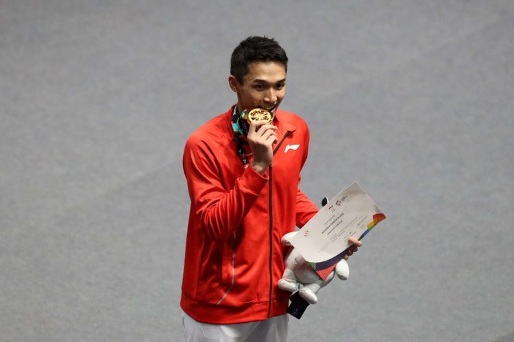 Tunggal putra Indonesia, Jonatan Christie, menyabet medali emas nomor perseorangan cabang olahraga bulu tangkis Asian Games 2018 dalam partai final di Istora Senayan, Jakarta, Selasa (28/8/2018). Jonatan menaklukkan wakil Taiwan, Chou Tien Chen.