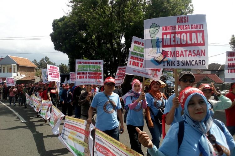 Para pemilik konter pulsa di Garut saat berjalan menuju kantor DPRD Garut untuk menyampaikan aspirasinya.