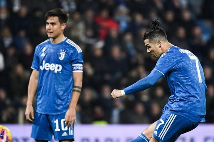 Cristiano Ronaldo mengeksekusi tendangan bebas pada laga SPAL vs Juventus yang digelar di Stadion Paolo Mazza, Sabtu (22/2/2020).