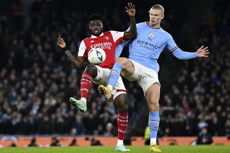 Gelandang Arsenal, Thomas Partey, berduel bersama striker Manchester City, Erling Haaland, pada laga babak keempat Piala FA di Stadion Etihad, Sabtu (28/1/2023) dini hari WIB. Partey dilaporkan cedera pada laga tersebut dan harus ditarik keluar. Arsenal saat ini masih memuncaki klasemen Liga Inggris dengan keunggulan lima poin atas Man City.