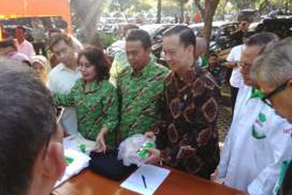  Menteri Perdagangan Republik Indonesia Thomas Trikasih Lembong berbatik cokelat tua dalam operasi pasar di Pasar Induk Kramatjati, Jakarta Timur. Jumat (24/6/2016)