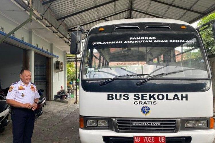 Kondisi bus sekolah di garasi Dishub Bantul, Senin (24/6/2024). 