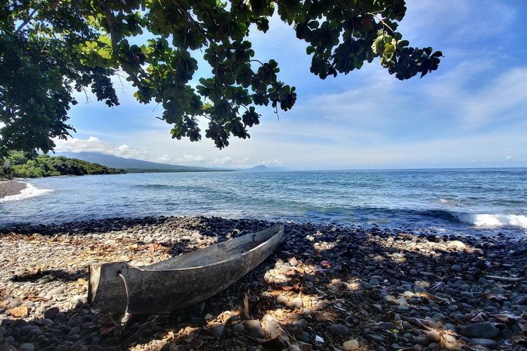 Menggunakan mode HDR atau auto HDR, foreground yang gelap diangkat menjadi lebih terang sehingga tampak lebih seimbang dengan kondisi pencahayaan pada background.