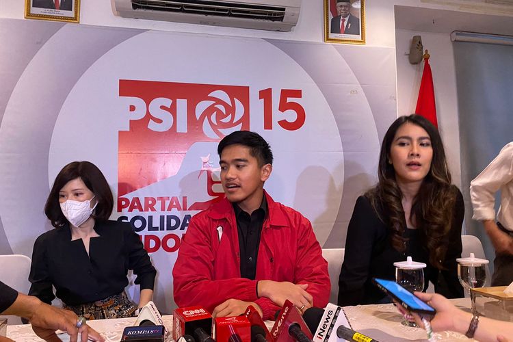 Ketua Umum Partai Solidaritas Indonesia (PSI) Kaesang Pangarep (tengah) menjelaskan kemungkinan maju Pilkada DKI Jakarta di kantor DPP PSI, Jakarta Pusat, Selasa (4/6/2024). 