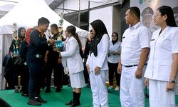 HKN Ke-59, Pj Gubernur Sumut Beri Penghargaan kepada Nakes dan Kader Posyandu Berprestasi