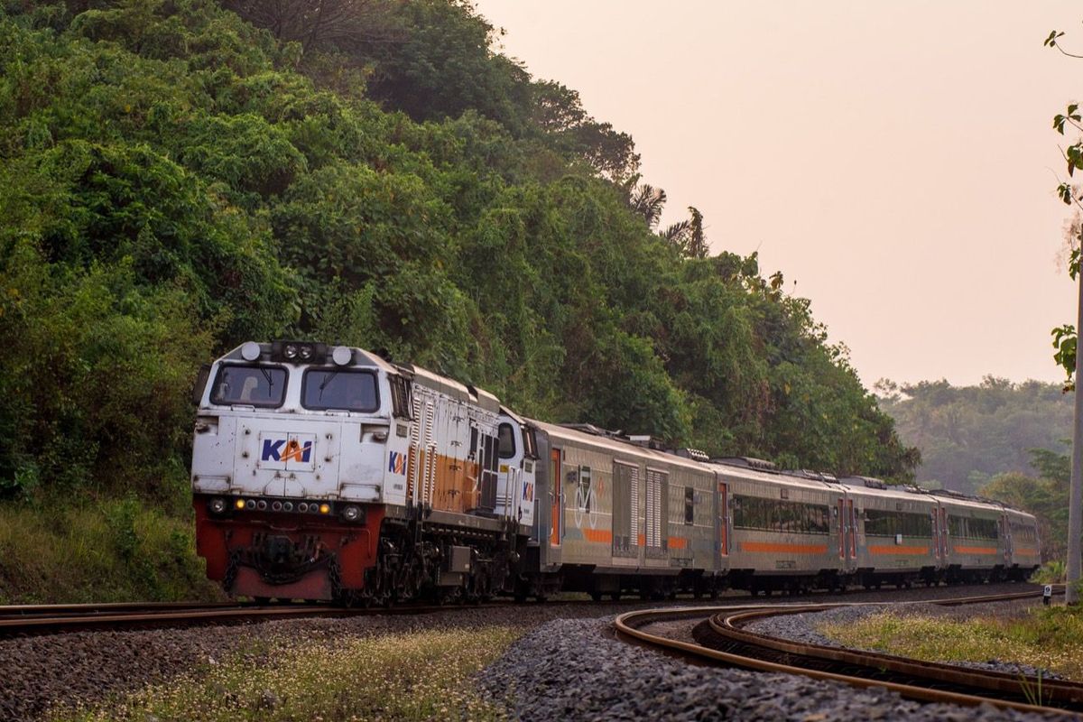 Ilustrasi kereta api. KAI ungkap tanggal pembelian tiket kereta untuk libur Lebaran 2024.