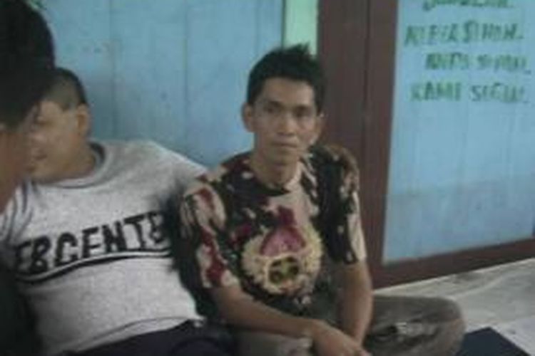 Salah seorang napi yang sempat kabur kemudian menyerahkan diri dihantar keluarganya ke Lapas Labuhan Ruku, Kabupaten Batubara. Sumatera Utara, Senin (19/8/2013).  