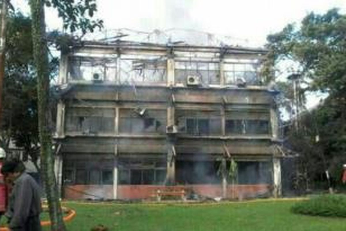 Gedung C FISIP UI, Depok, Jawa Barat, ludes terbakar, Selasa (7/1/2014) pagi. 