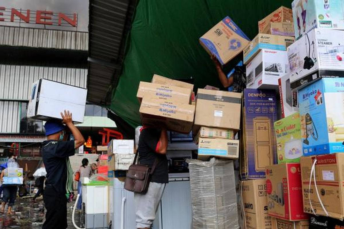 Pedagang menyelamatkan barang-barangnya dari lokasi Pasar Senen yang terbakar di Jakarta Pusat, Kamis (19/1/2017). Kebakaran yang terjadi sejak pukul 04.30 WIB itu diduga karena korsleting listrik di lantai satu Blok III dan masih dalam penanganan petugas yang mengerahkan sedikitnya 50 unit mobil pemadam kebakaran.