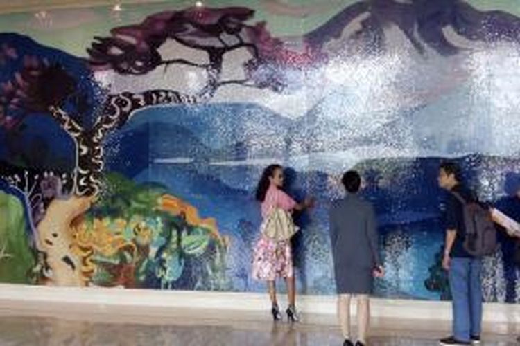 Mosaik terinspirasi karya lukisan Hendra Gunawan di Hotel Raffles, Ciputra World, Jalan Prof. Dr. Satrio, Jakarta.