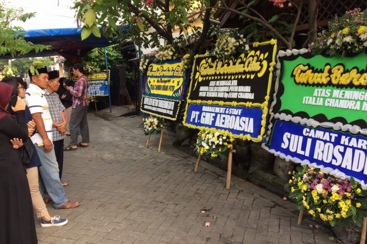 Suasana rumah duka Italia Chandra Kirana Putri (22) yang jadi korban penembakan pelaku curanmor ramai didatangi kerabat dan saudara di perumahan Bugel Indah, Karawaci, Kota Tangerang, Selasa (13/6/2017) pagi.