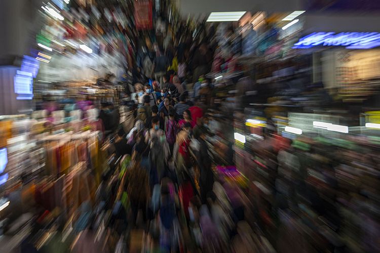 The crush of shoppers at Tanah Abang traditional market's Blok B on Sunday (2/5/2021)