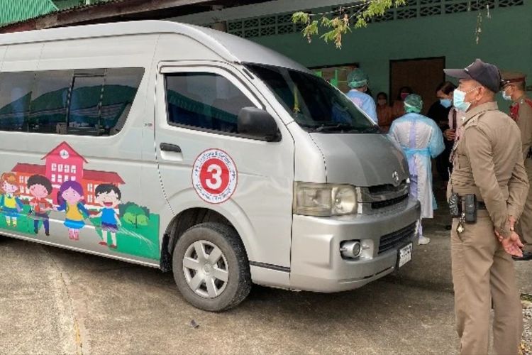 Polisi memeriksa mobil van sekolah tempat Jihun Thongyu, seorang siswa berusia 7 tahun dari Sekolah Ploenchit Witthaya di distrik Phan Thong, Chon Buri, Thailand, ditemukan tewas setelah tertinggal dan terkunci di dalam mobil.