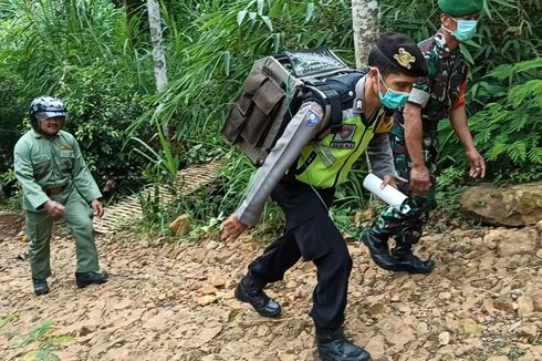 Lawan Corona, Brigadir Dedi Gendong Pengeras Suara 20 Kg, Susuri Pelosok Trenggalek