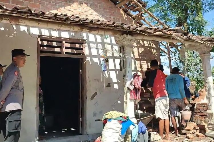 Rumah Katimun, warga Dusun Krajan, Desa Dadapan, Kecamatan Balong, Kabupaten Ponorogo, Jawa Timur rusak setelah tabung gas pengisi balon meledak Senin (12/2/2024) dinihari. 