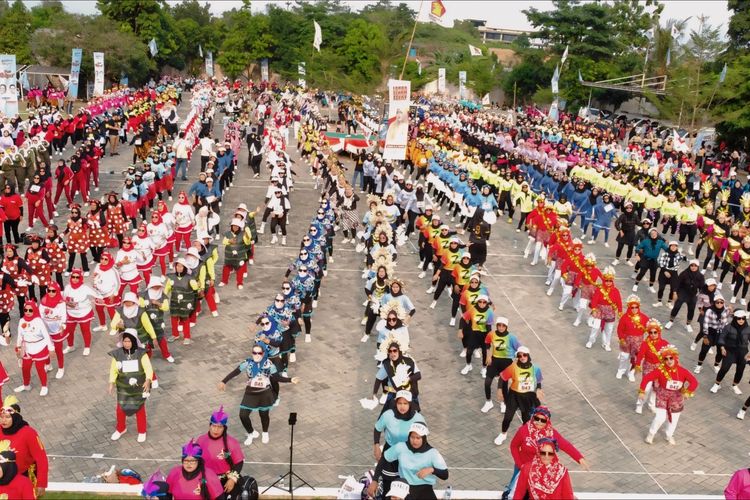 Calon Gubernur Banten Andra Soni menyambangin perlombaan senam sehat yang diikuti oleh ribuan relawan anggota Dewan Perwakilan Rakyat (DPR) terpilih Annisa Mahesa di Rumah Aspirasi Desmond J Mahesa, Ciwaru, Cipocok Jaya, Kota Serang, Banten, Sabtu (7/9/2024).