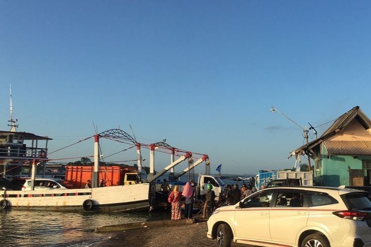 Kendaraan saat Hendak masuk ke kapal tongkang di Pelabuhan Talango Sumenep, Jumat (28/7/2023). 