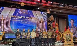 Pj Gubernur Banten Al Muktabar Raih Anugerah Upakarya Wanua Nugraha dari Mendagri