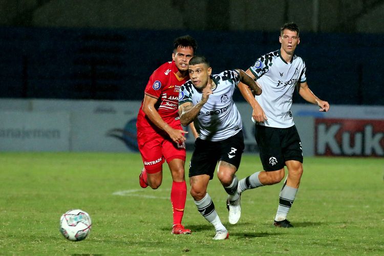 Pemain Persikabo 1973 Ciro Alves (tengah) keluar dari penjagaan pemain Persija Jakarta Rezaldi Hehanusa (kiri) pada pertandingan Pekan ke-15 Liga 1 2021-2022 yang berakhir dengan skor 1-0 di Stadion Sultan Agung Bantul, Jumat (3/12/2021) malam.