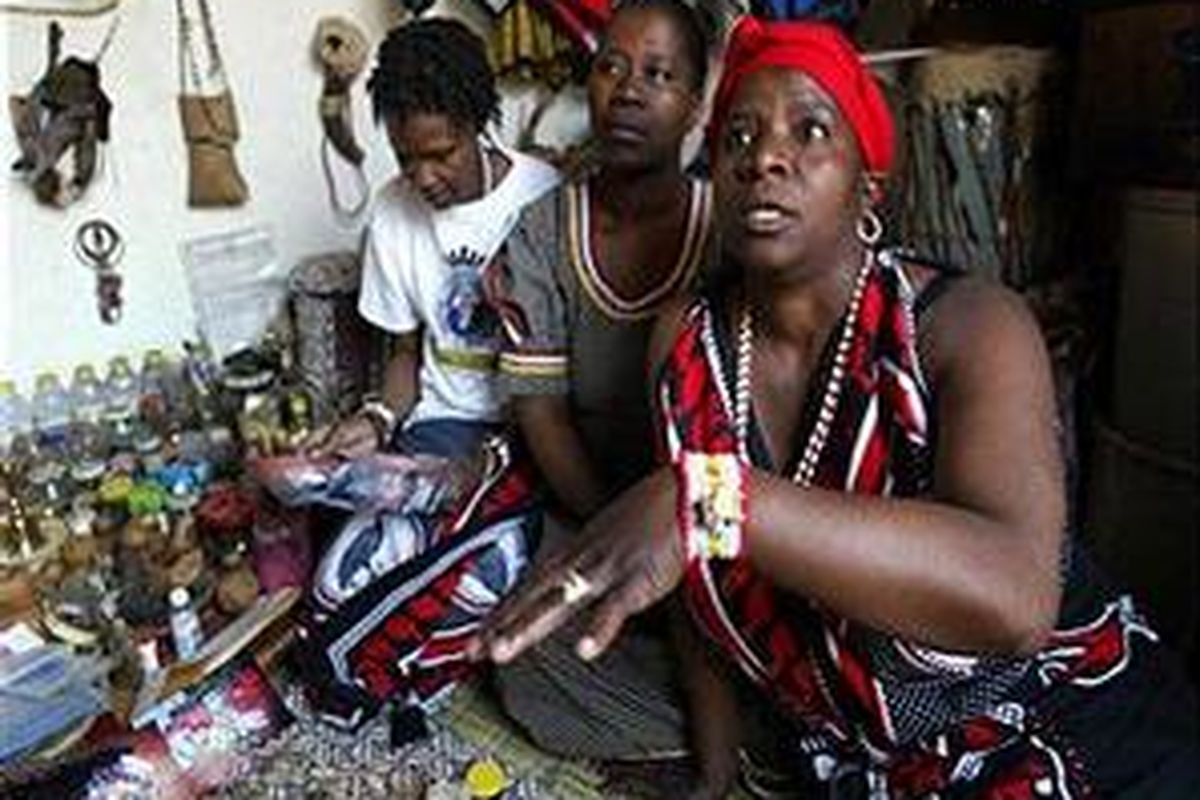 Agnes Gaobepe, perempuan Afrika Selatan yang bekerja sebagai sanggoma di Wattville, dekat Johannesburg.