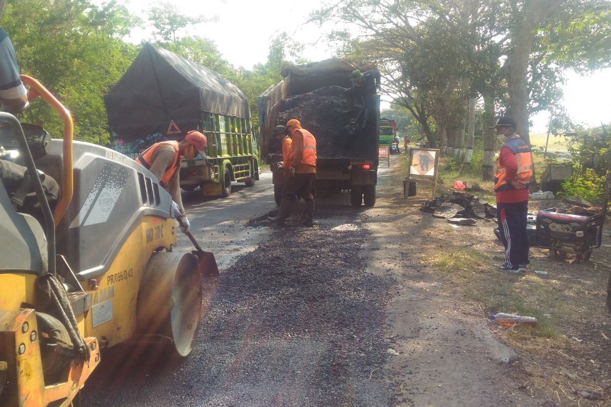 Pemprov Jateng melalui DPUBMCK menangani laporan kerusakan jalan melalui aplikasi Jalan Cantik.