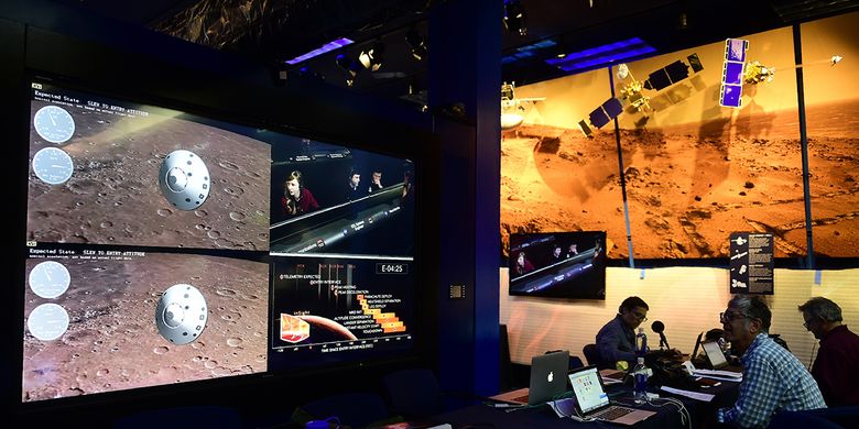 Orang-orang menyaksikan pendaratan wahana robot InSight di planet Mars melalui layar monitor di Jet Propulsion Laboratory (JPL) NASA di Pasadena, California, Senin (26/11/2018) waktu setempat. Badan Antariksa Amerika Serikat, NASA, berhasil mendaratkan wahana robot InSight di permukaan planet Mars setelah melewati periode tujuh menit yang sangat menentukan.