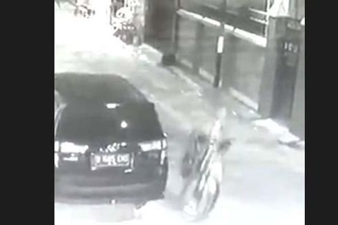 Detik-detik Pencurian Sepeda Gunung Terekam CCTV, Pelaku Bermobil
