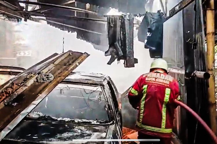 Mobil Mercedes Terbakar Saat Diservis di Bengkel Cimahi, Kerugian Capai Rp 100 Juta